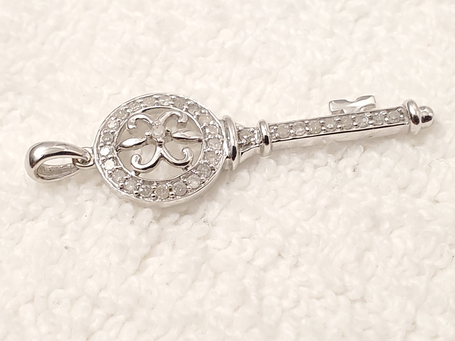 Vintage 10K White Gold Diamonds Pendant Charm Key Women's 1.6 Grams