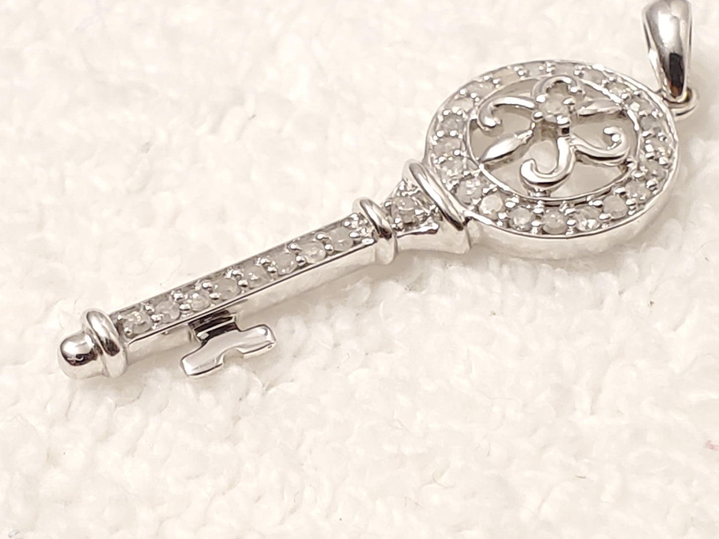 Vintage 10K White Gold Diamonds Pendant Charm Key Women's 1.6 Grams