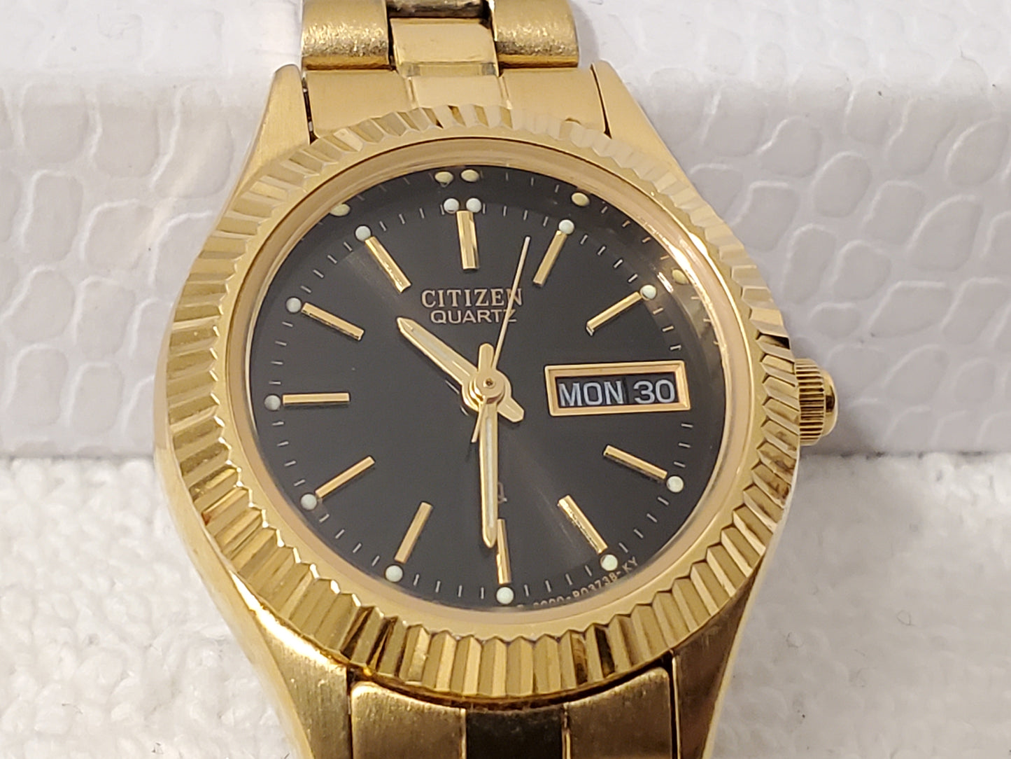 Vintage Citizen Women's Day Date Gold Plated Quartz Watch Black Dial Base Metal