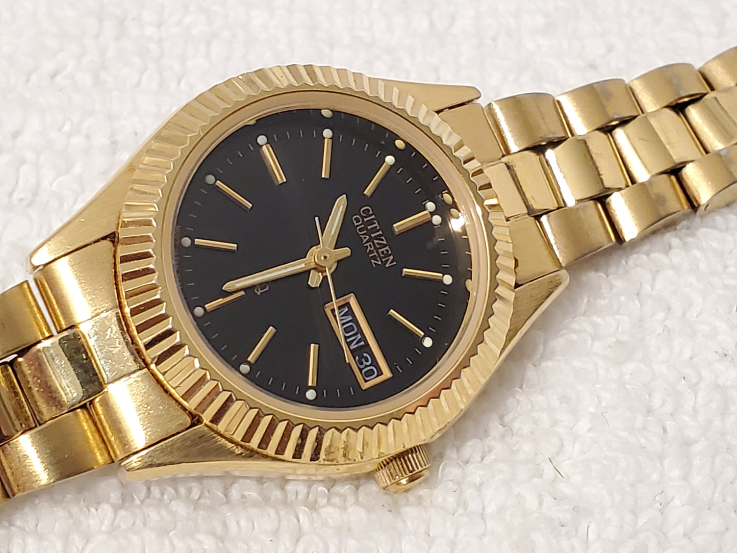 Vintage Citizen Women's Day Date Gold Plated Quartz Watch Black Dial Base Metal