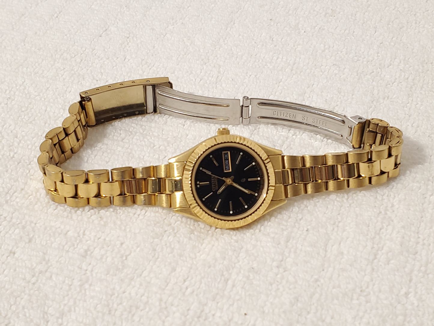 Vintage Citizen Women's Day Date Gold Plated Quartz Watch Black Dial Base Metal