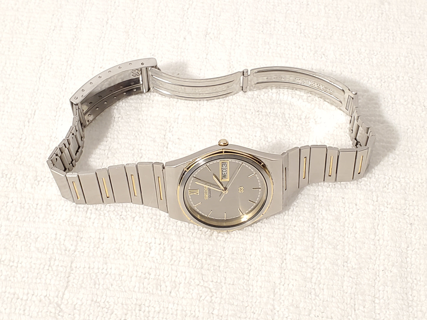 Vintage Seiko SQ Men's Stainless Steel Silver Dial Watch Day Date Five Jewels