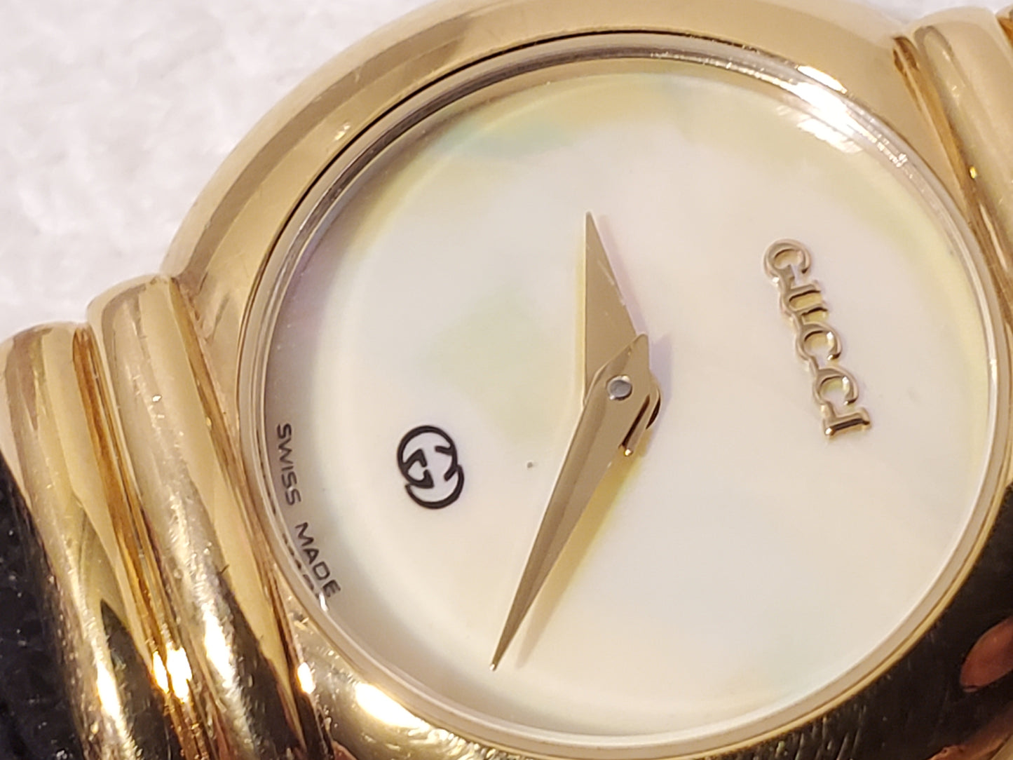 Vintage Gucci 5300L Women's Gold Plated Watch Mother Pearl Dial Six Jewels Swiss