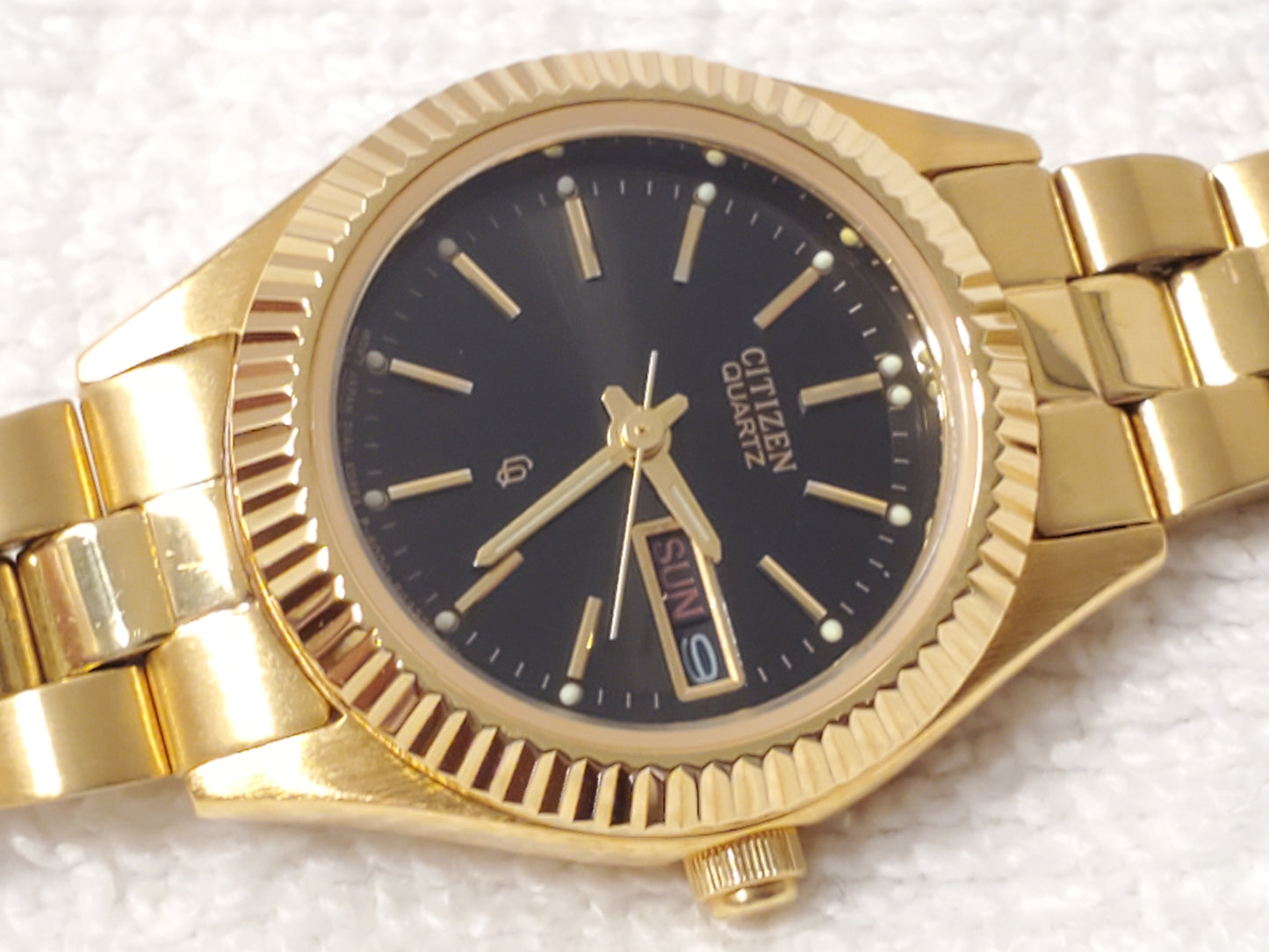 Vintage Citizen CQ Women's Day Date Stainless Steel Gold Tone Watch Black Dial