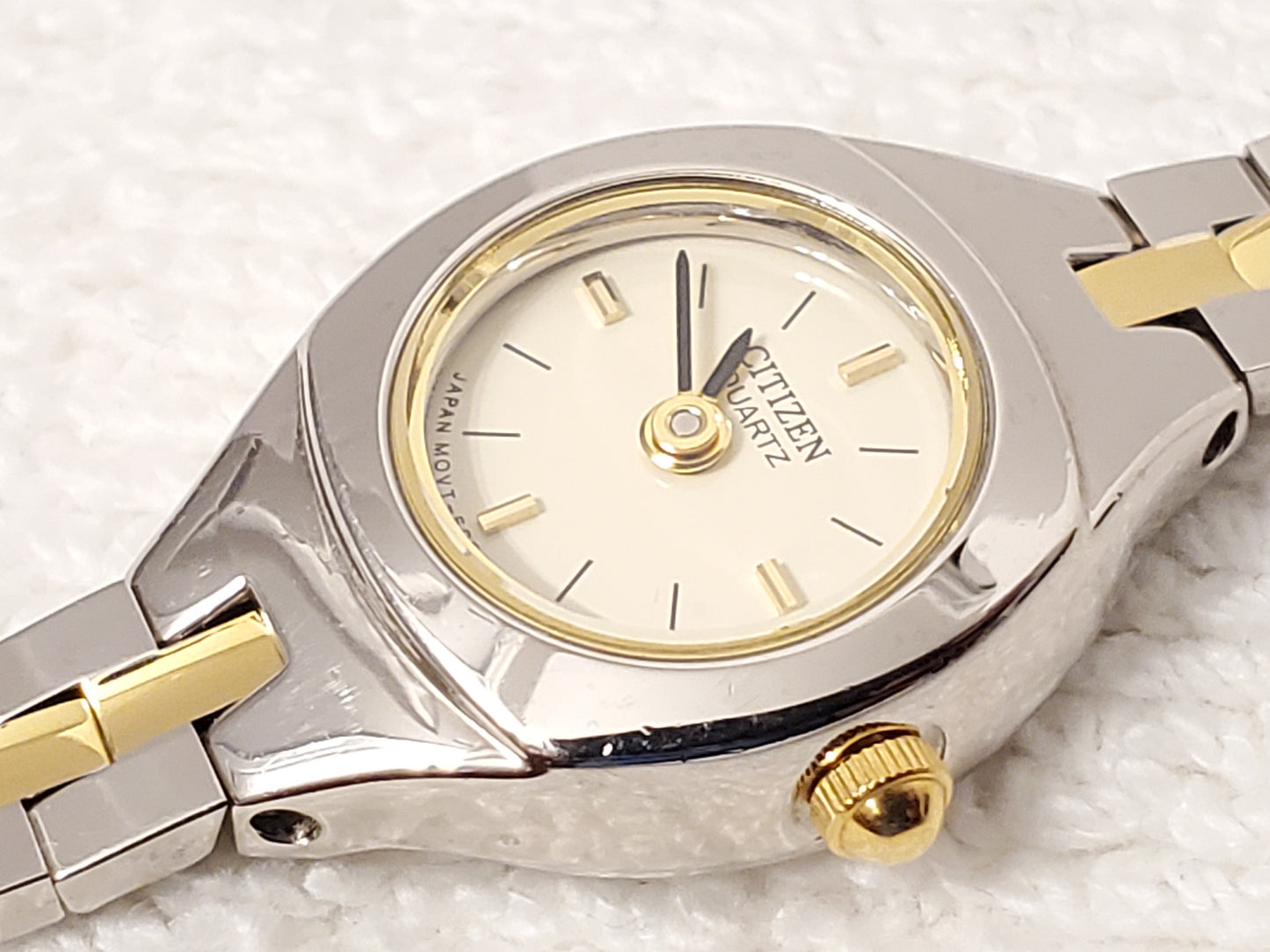 Vintage Citizen Women's Quartz Watch Base Metal Gold Silver Tone Champagne Dial