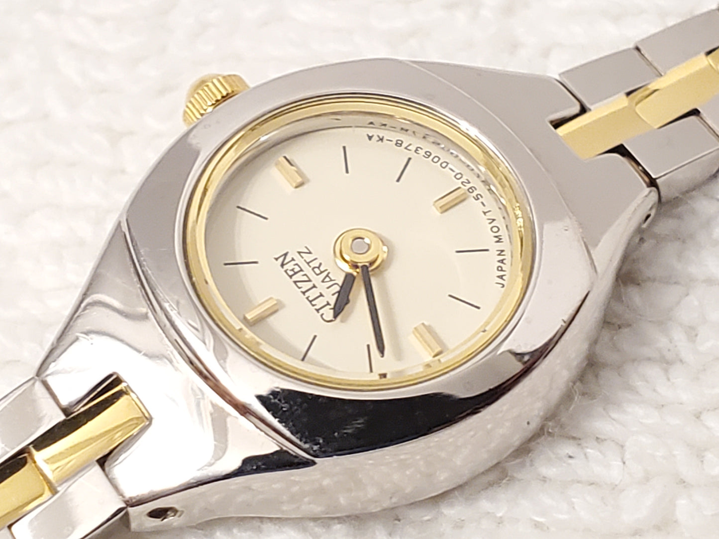 Vintage Citizen Women's Quartz Watch Base Metal Gold Silver Tone Champagne Dial