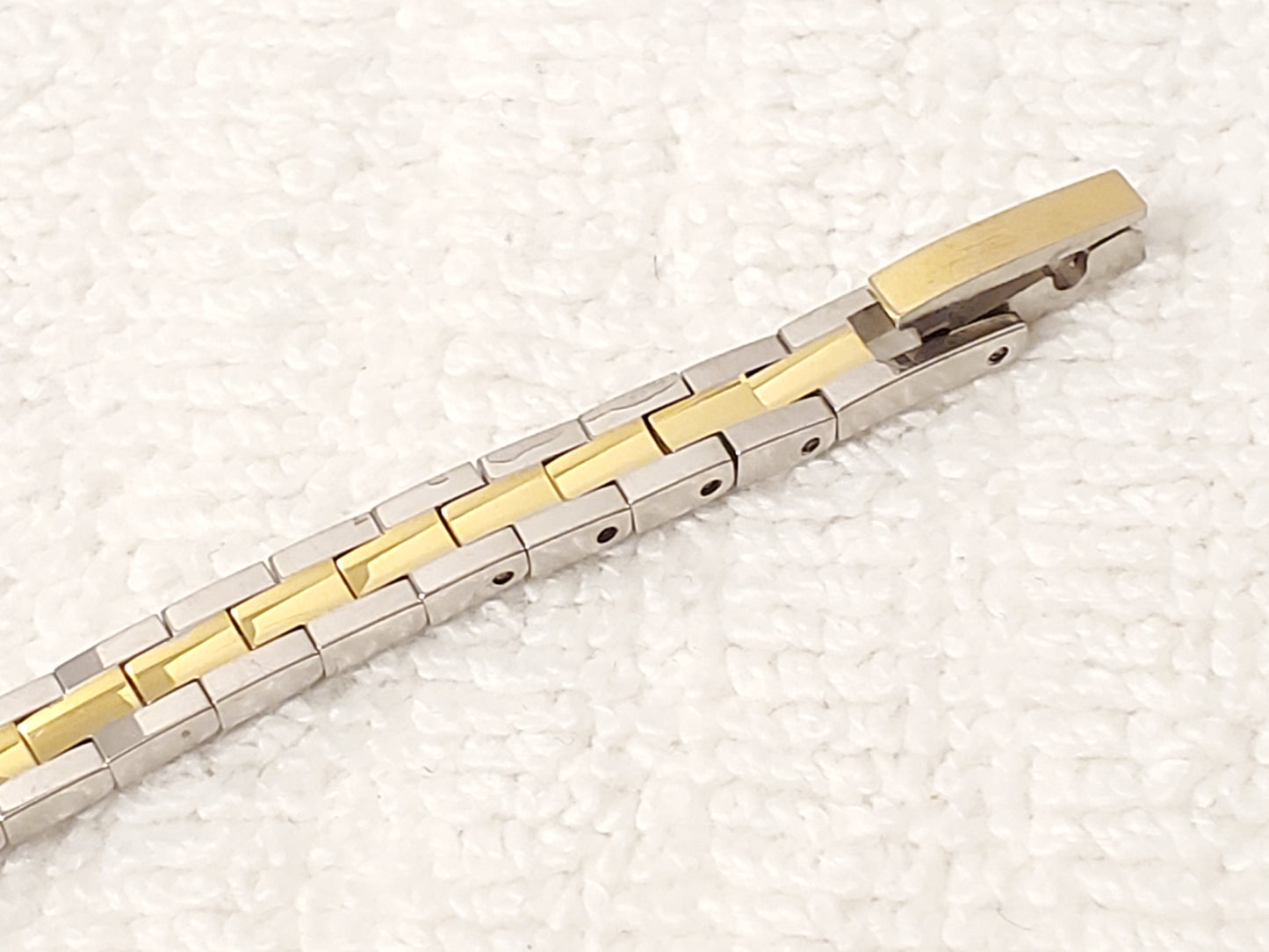 Vintage Citizen Women's Quartz Watch Base Metal Gold Silver Tone Champagne Dial