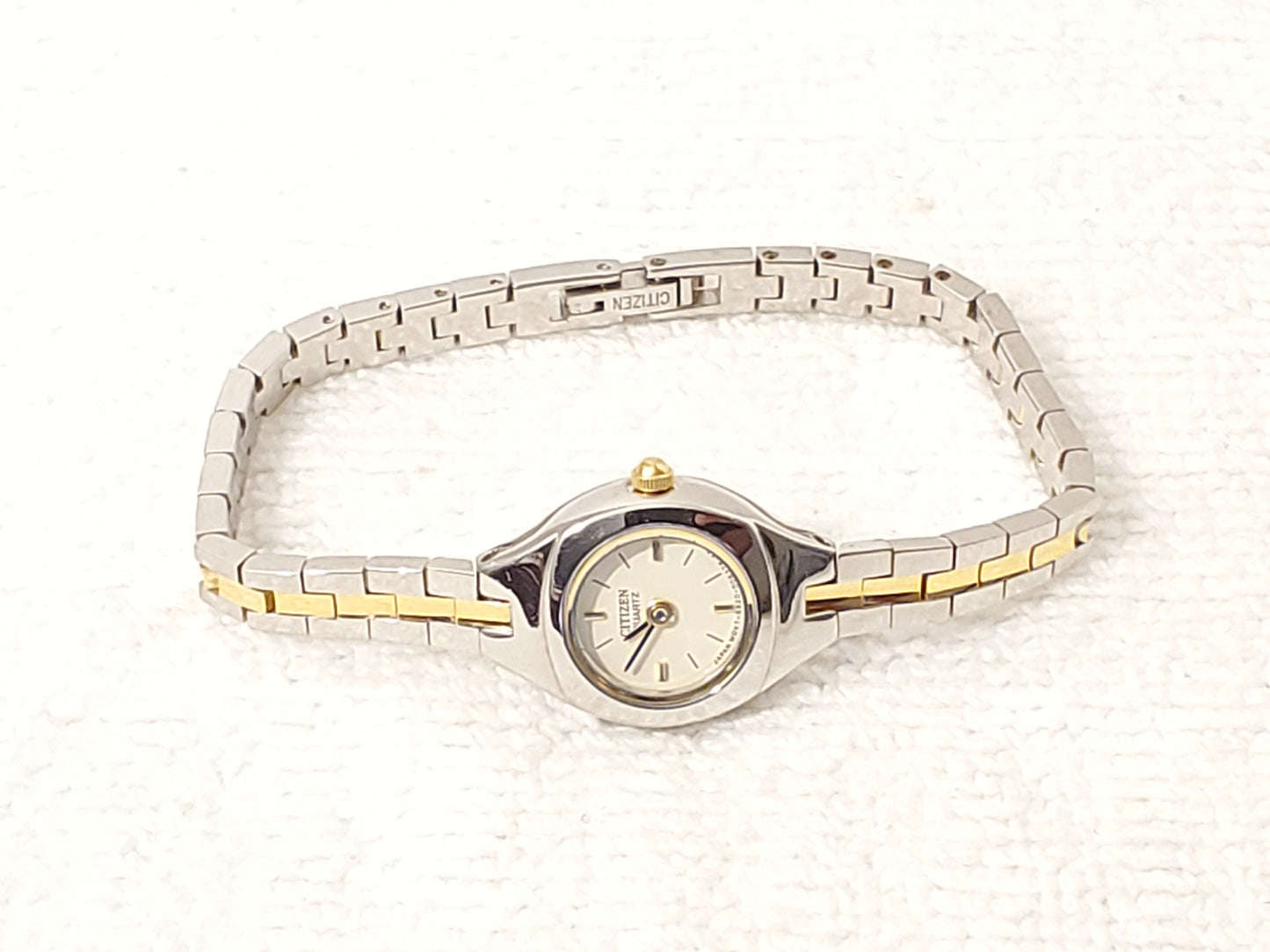 Vintage Citizen Women's Quartz Watch Base Metal Gold Silver Tone Champagne Dial