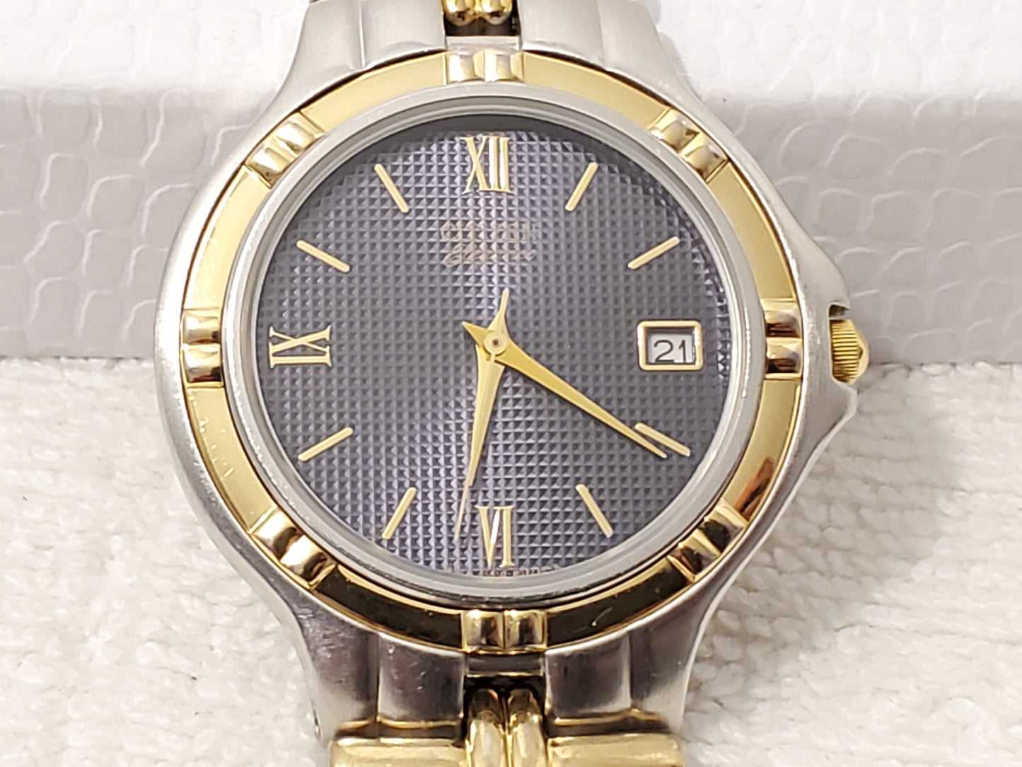 Vintage Citizen Men's Date Quartz Watch Stainless Steel Black Dial Gold Tone