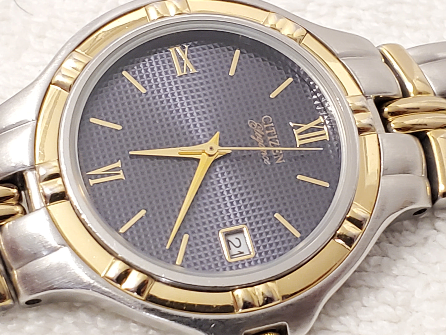 Vintage Citizen Men's Date Quartz Watch Stainless Steel Black Dial Gold Tone
