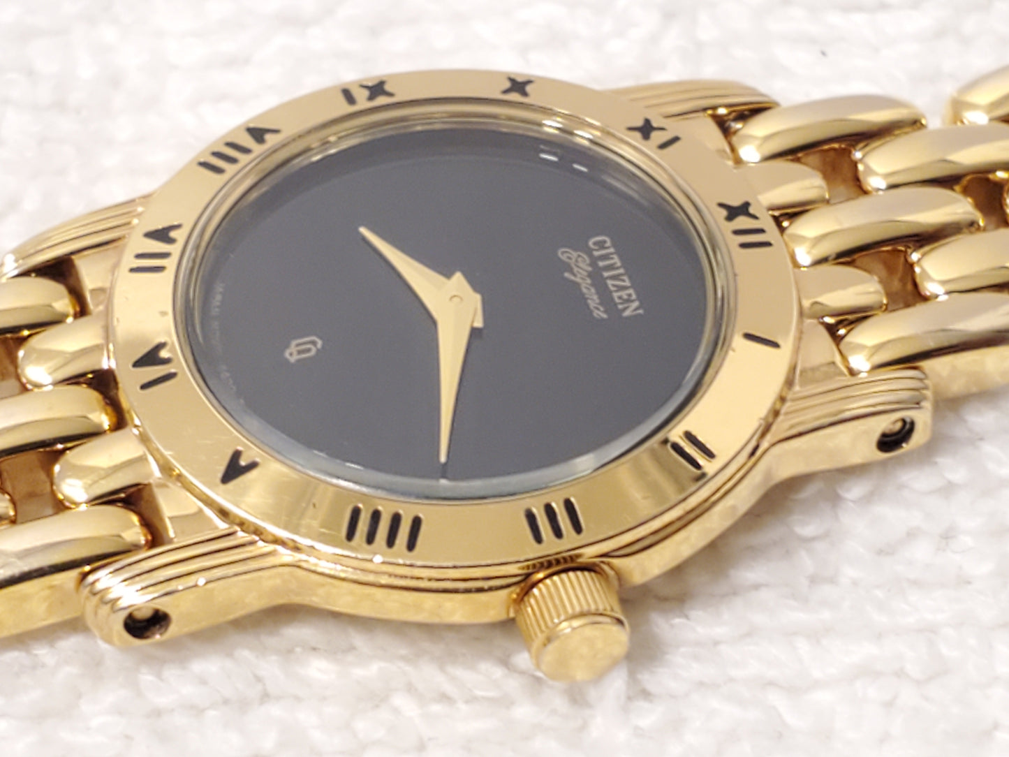 Vintage Citizen CQ Womens Quartz Watch Gold Tone Black Dial Roman Numerals Bezel