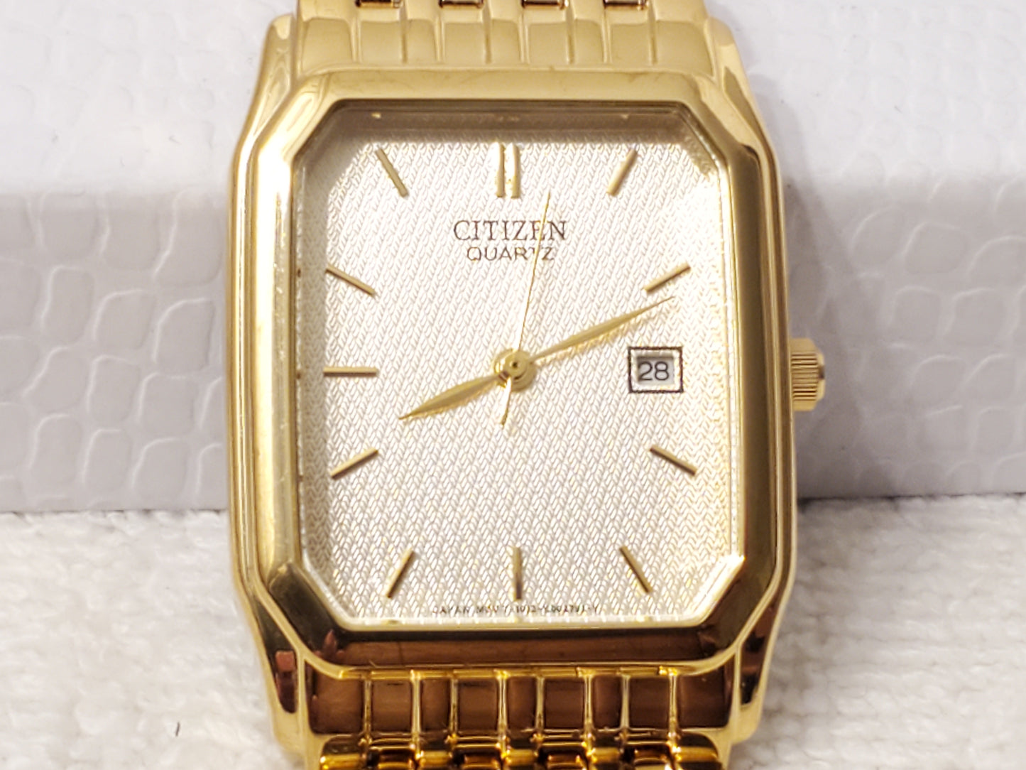 Vintage Citizen Men's Gold Tone Quartz Date Watch Base Metal Stainless Steel WR