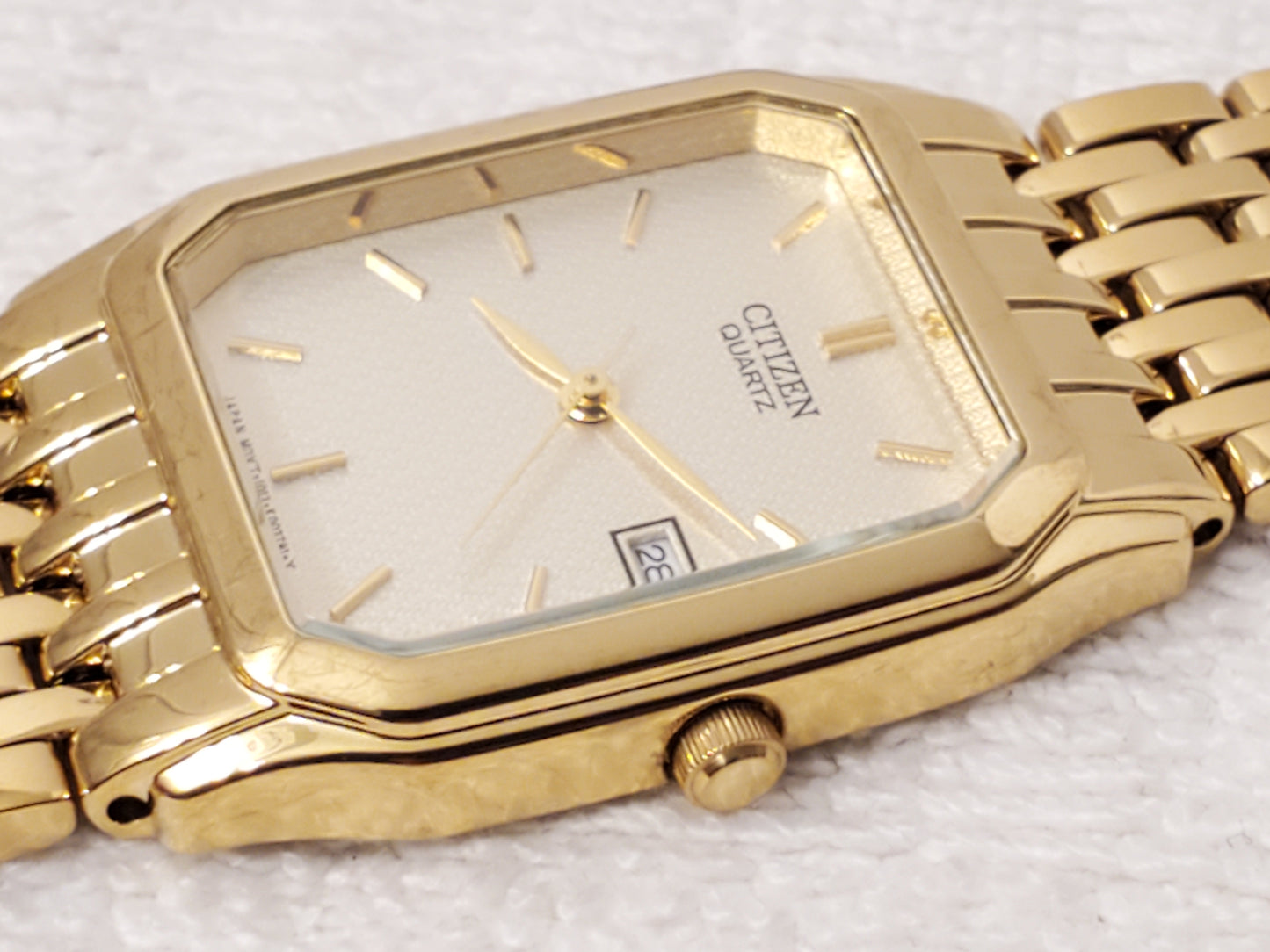 Vintage Citizen Men's Gold Tone Quartz Date Watch Base Metal Stainless Steel WR