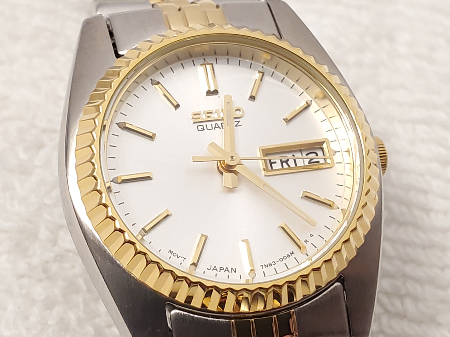 Vintage Seiko Gold Tone Women's Day Date Watch Silver Dial Stainless Steel