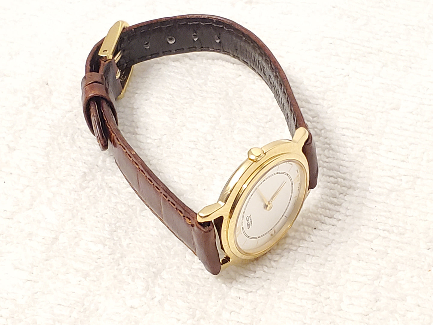 Vintage Seiko Women's Gold Tone Watch Silver Dial Roman Numerals Leather Strap