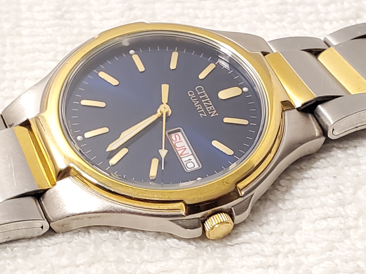 Vintage Citizen Men's Blue Dial Gold Tone Day Date Stainless Steel Quartz Watch