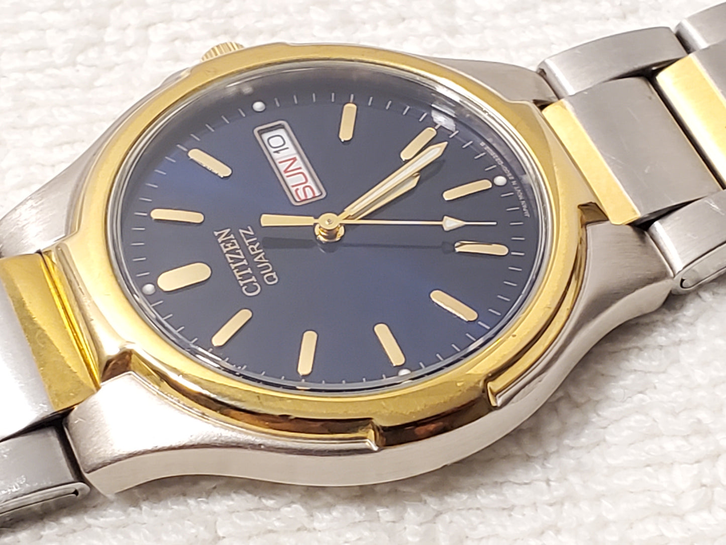Vintage Citizen Men's Blue Dial Gold Tone Day Date Stainless Steel Quartz Watch