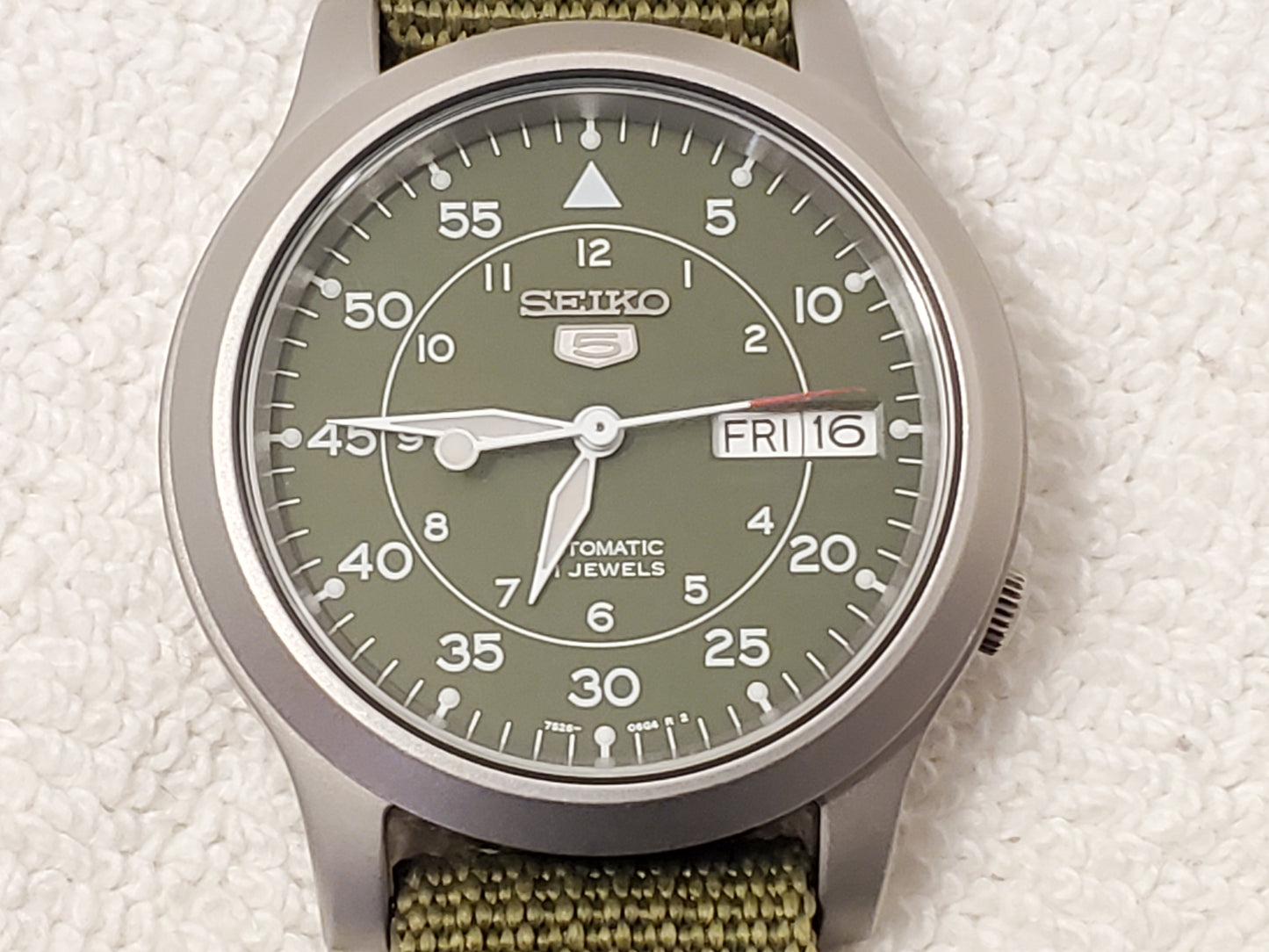 Seiko 5 Men’s Day Date Automatic Watch Green Dial 21 Jewels Stainless Steel