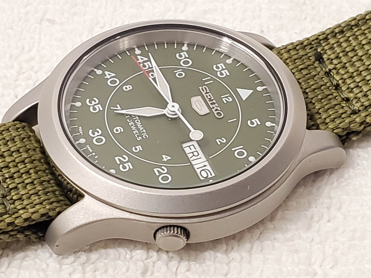 Seiko 5 Men’s Day Date Automatic Watch Green Dial 21 Jewels Stainless Steel