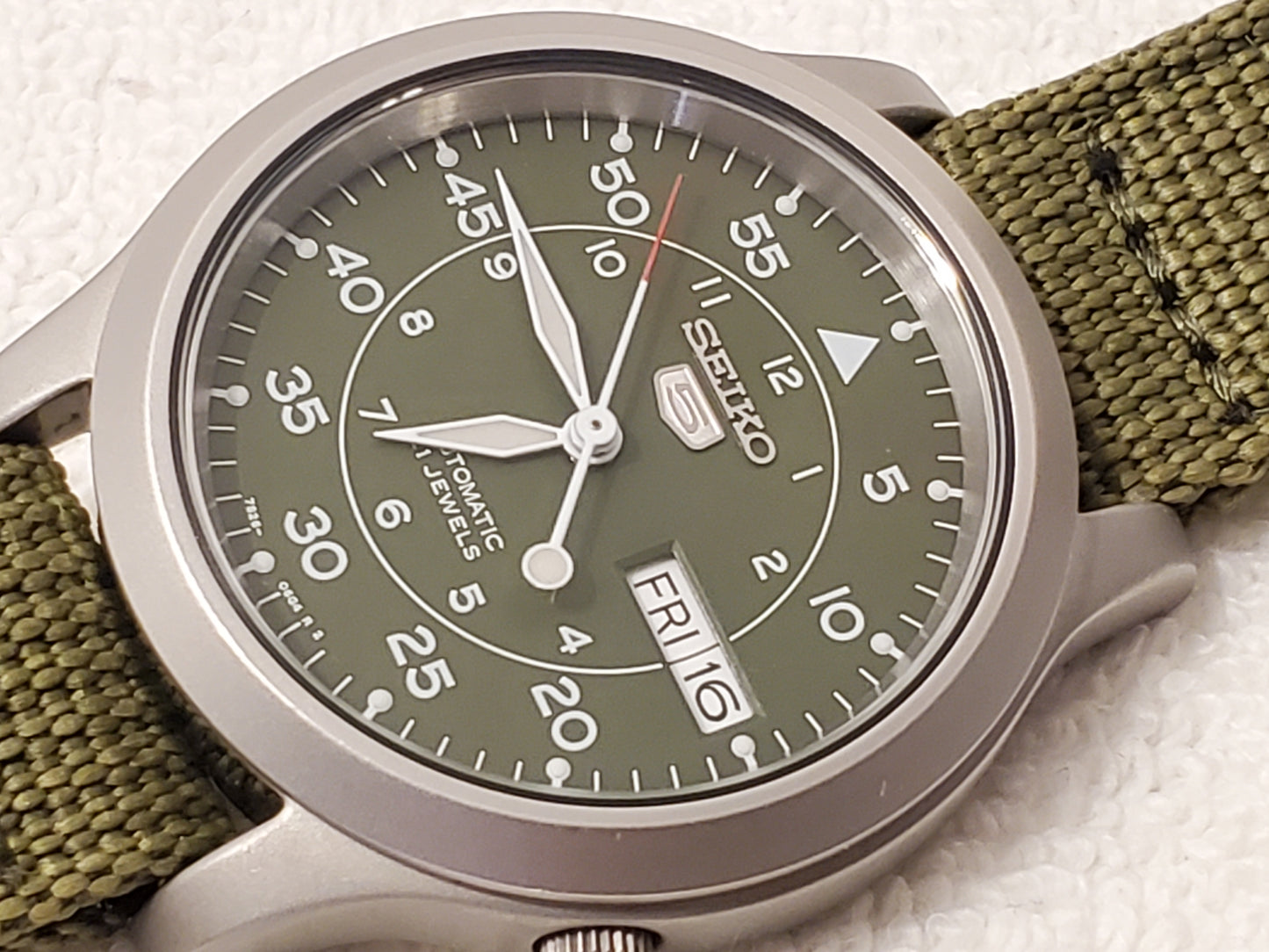 Seiko 5 Men’s Day Date Automatic Watch Green Dial 21 Jewels Stainless Steel