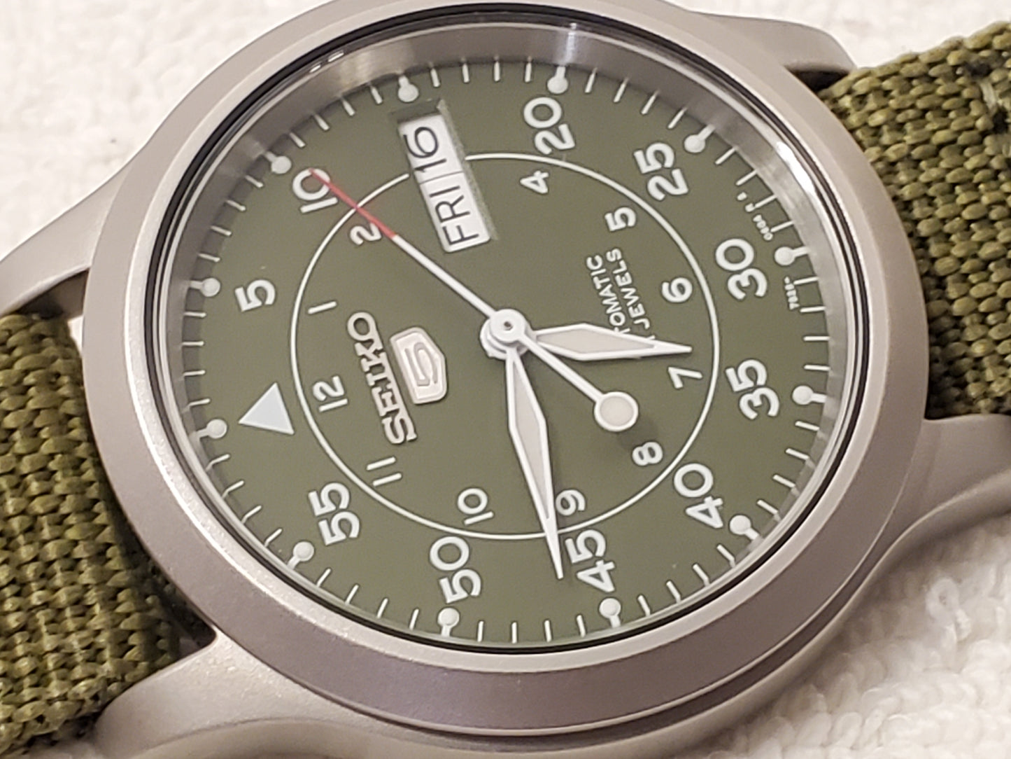 Seiko 5 Men’s Day Date Automatic Watch Green Dial 21 Jewels Stainless Steel