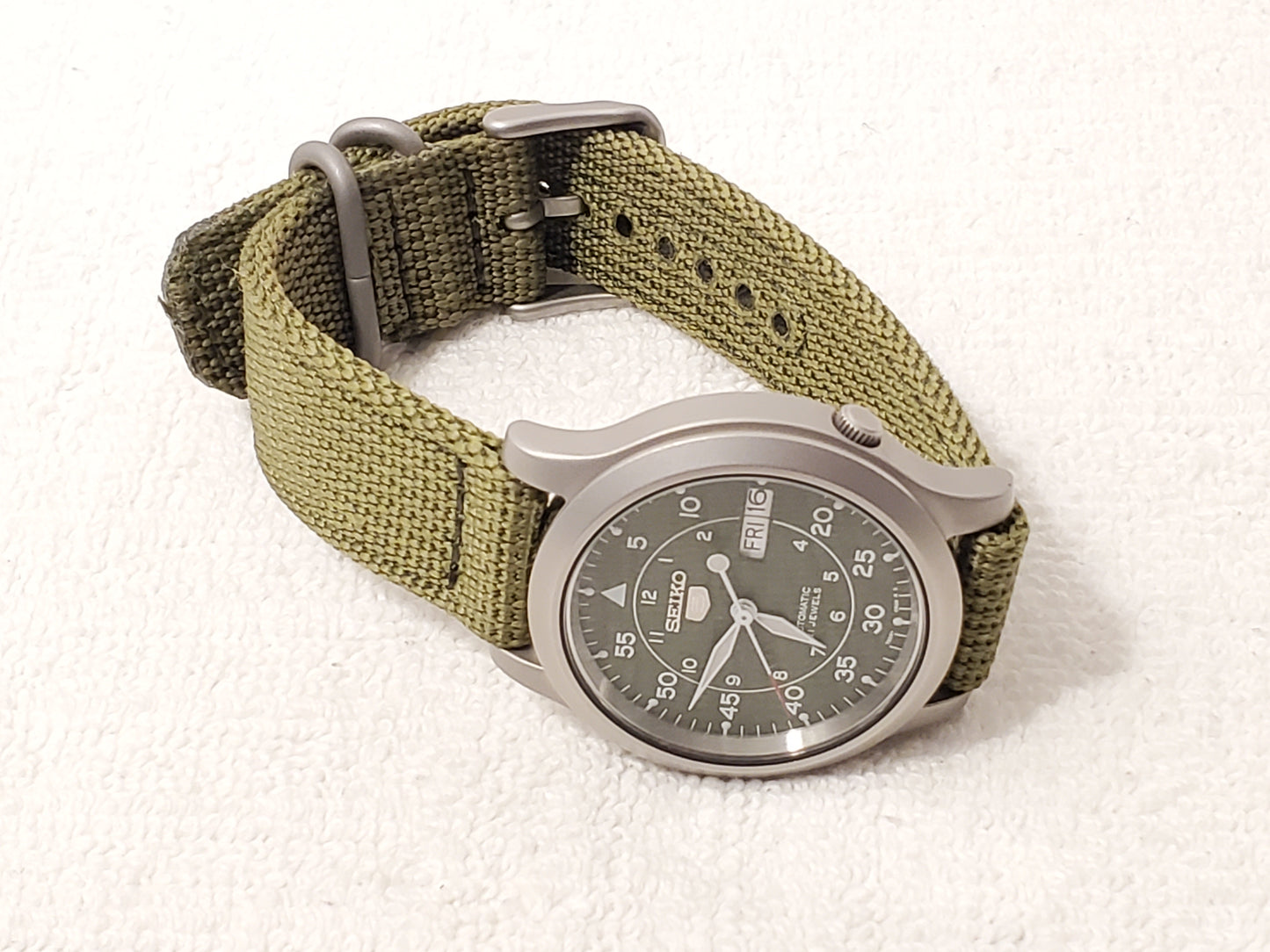 Seiko 5 Men’s Day Date Automatic Watch Green Dial 21 Jewels Stainless Steel
