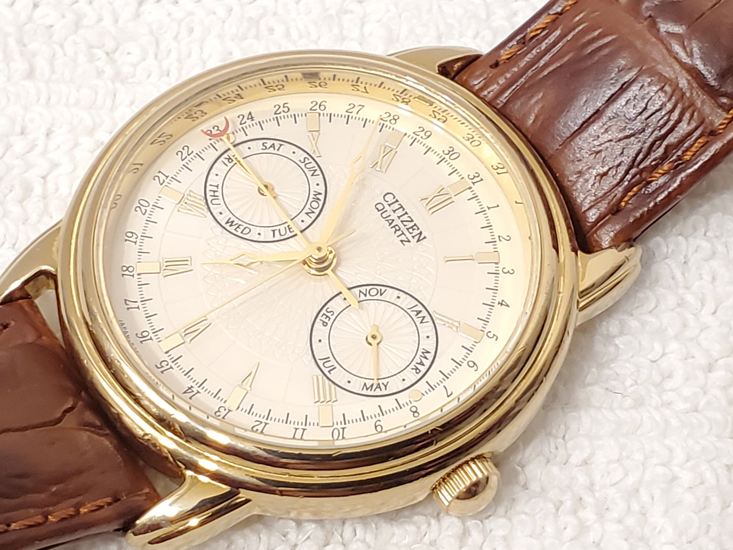 Vintage Citizen Elegance Month Day Date Men's Watch Roman Numerals Leather Gold