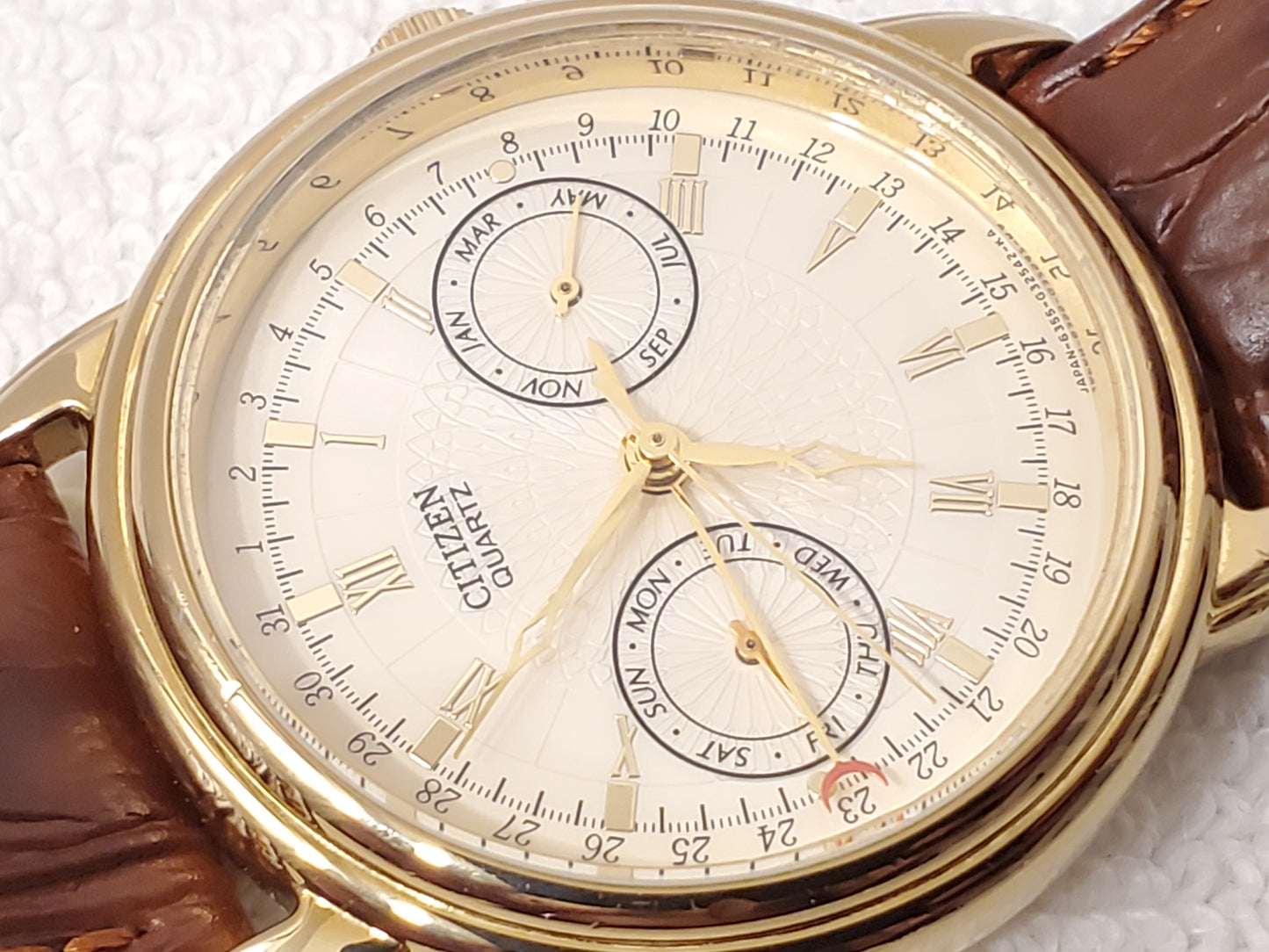 Vintage Citizen Elegance Month Day Date Men's Watch Roman Numerals Leather Gold