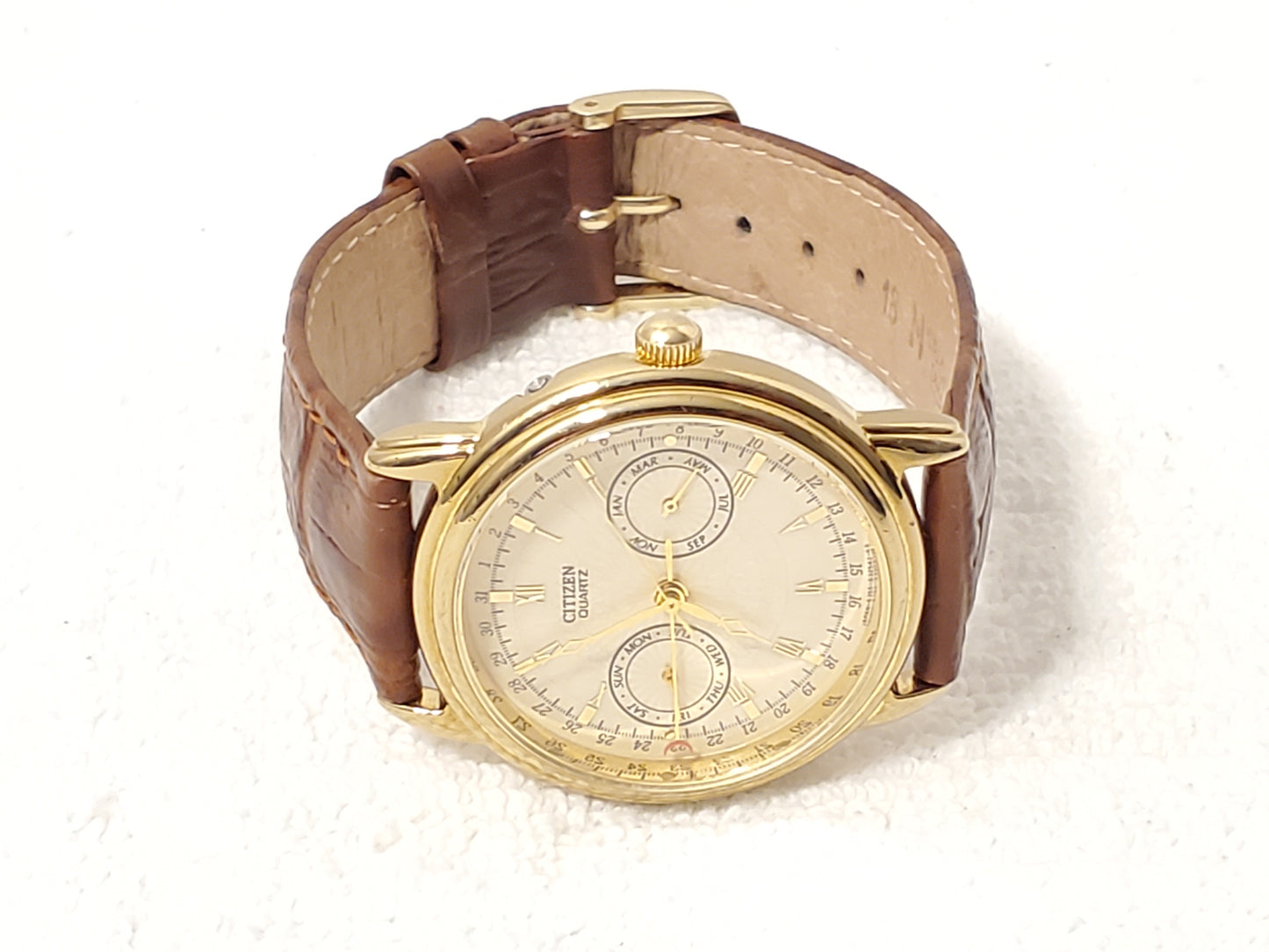 Vintage Citizen Elegance Month Day Date Men's Watch Roman Numerals Leather Gold