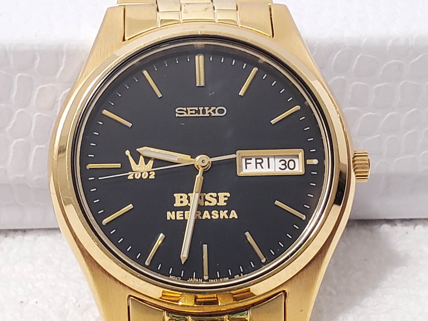 Vintage Seiko Mens Black Dial Gold Tone Day Date Watch One Jewel Stainless Steel