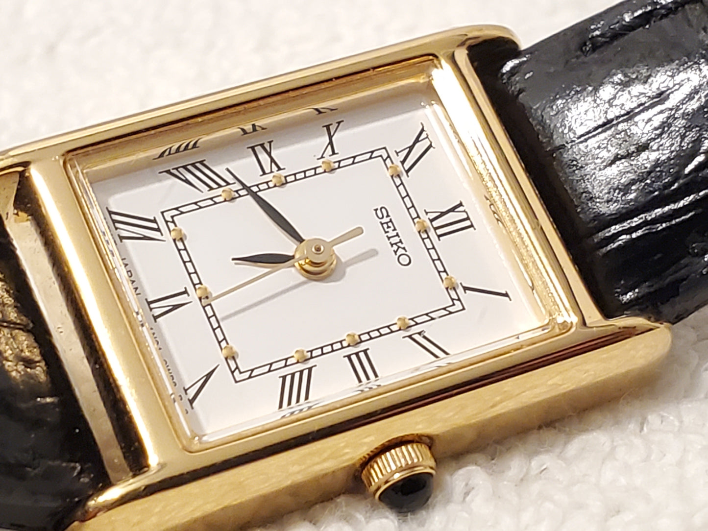 Vintage Seiko Womens Tank Gold Tone Watch White Dial Roman Numerals Leather Band