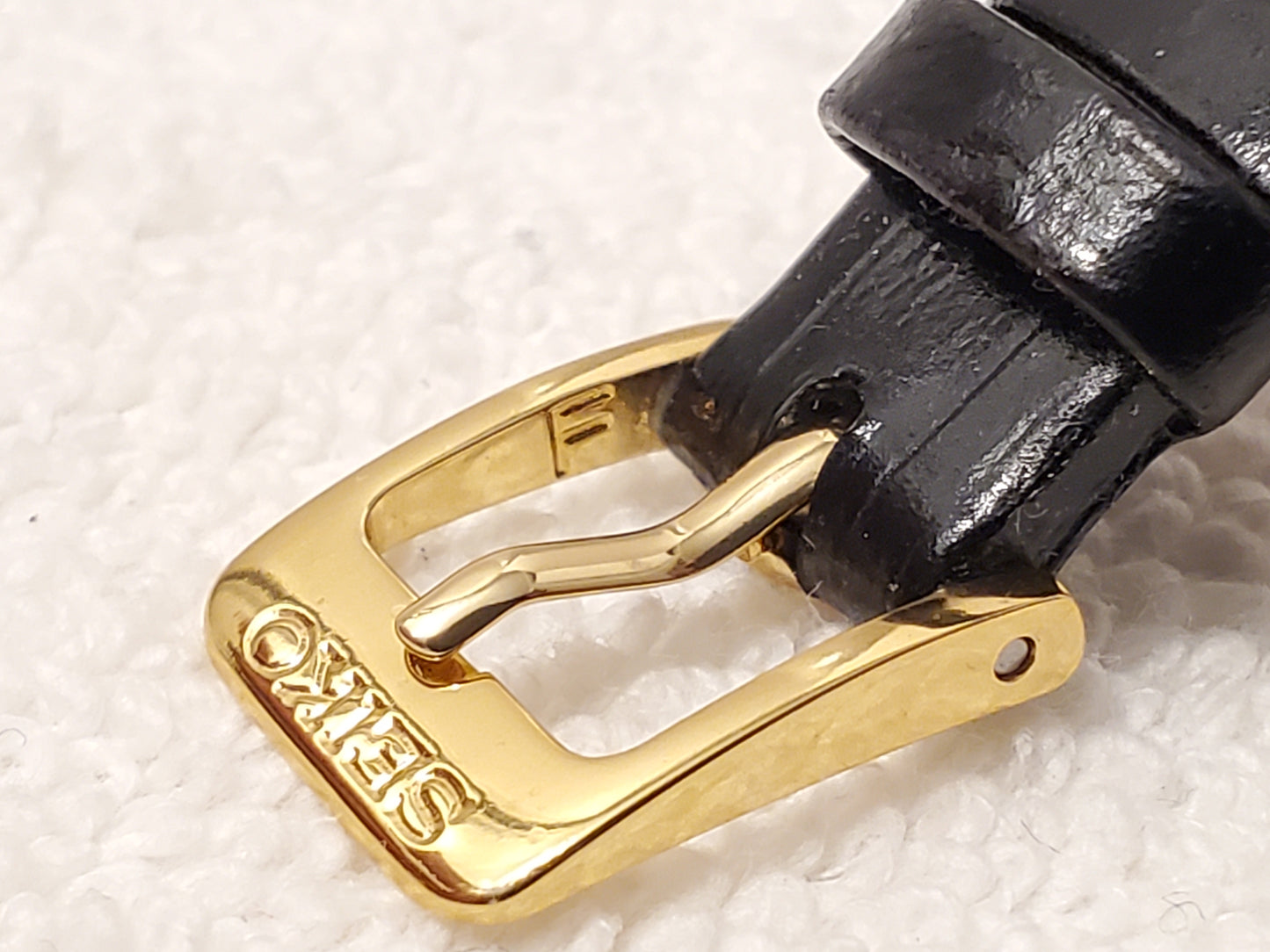 Vintage Seiko Womens Tank Gold Tone Watch White Dial Roman Numerals Leather Band