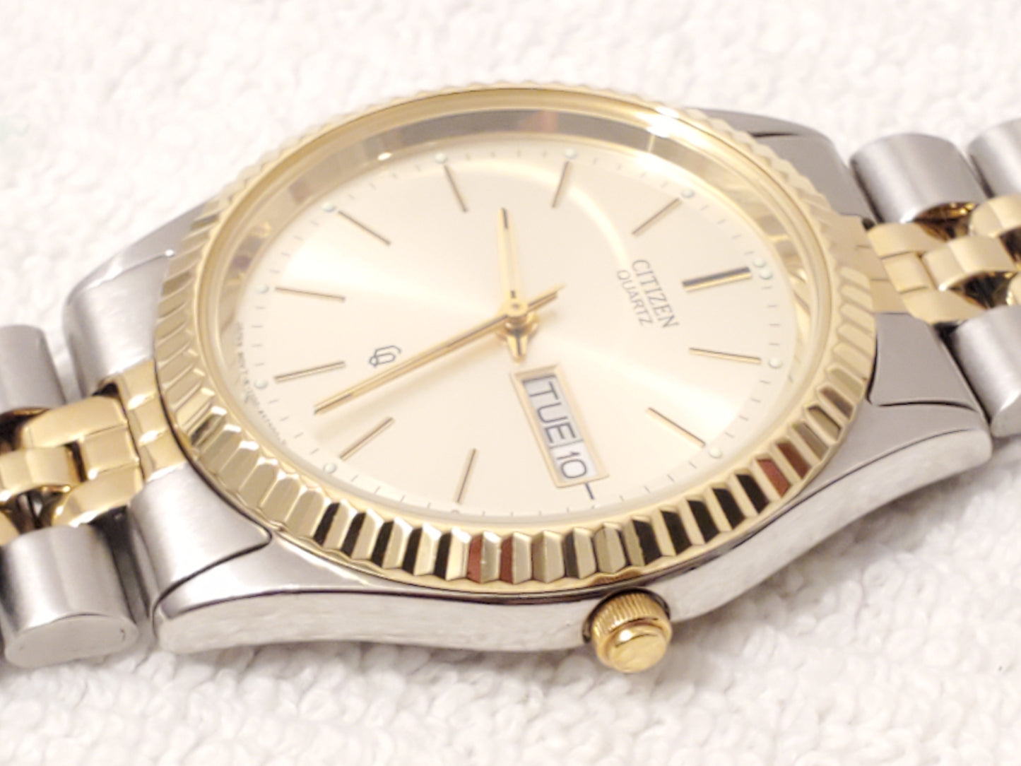 Vintage Citizen Presidental Mens Day Date Quartz Watch Gold Tone Stainless Steel