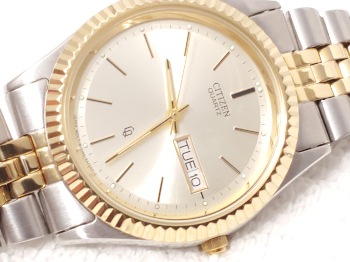 Vintage Citizen Presidental Mens Day Date Quartz Watch Gold Tone Stainless Steel
