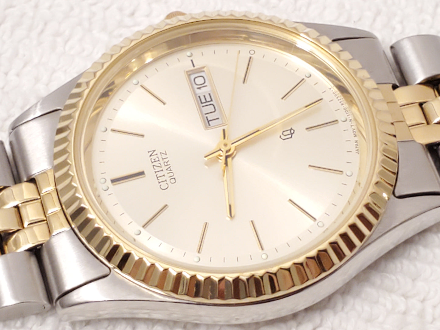 Vintage Citizen Presidental Mens Day Date Quartz Watch Gold Tone Stainless Steel