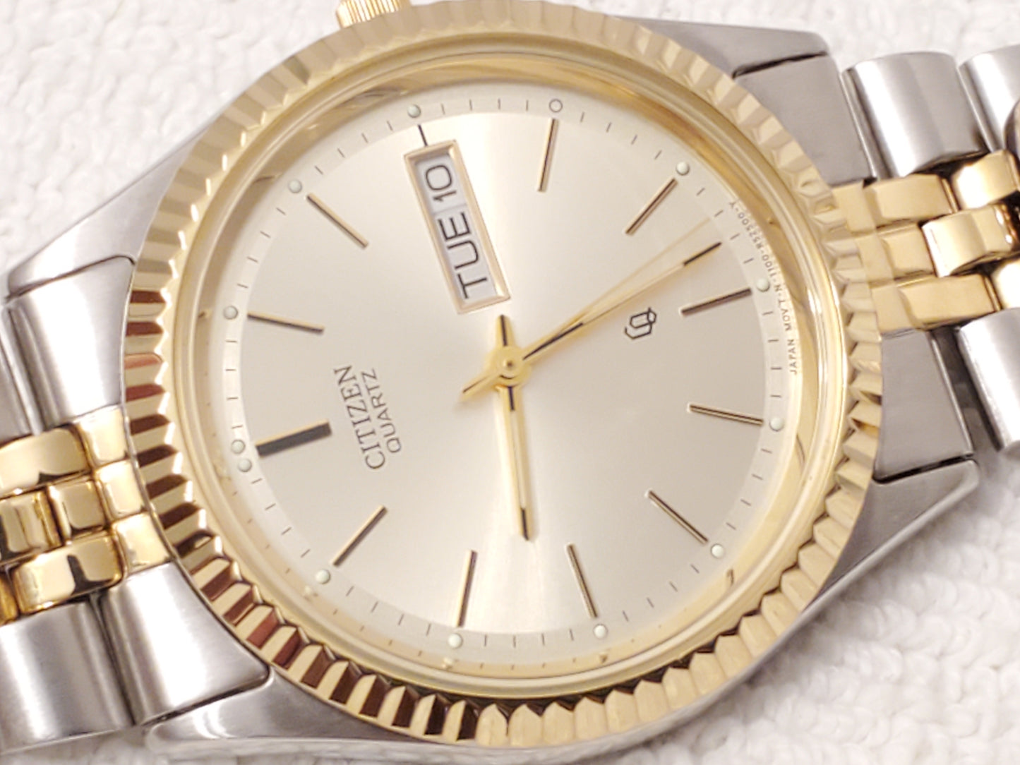 Vintage Citizen Presidental Mens Day Date Quartz Watch Gold Tone Stainless Steel