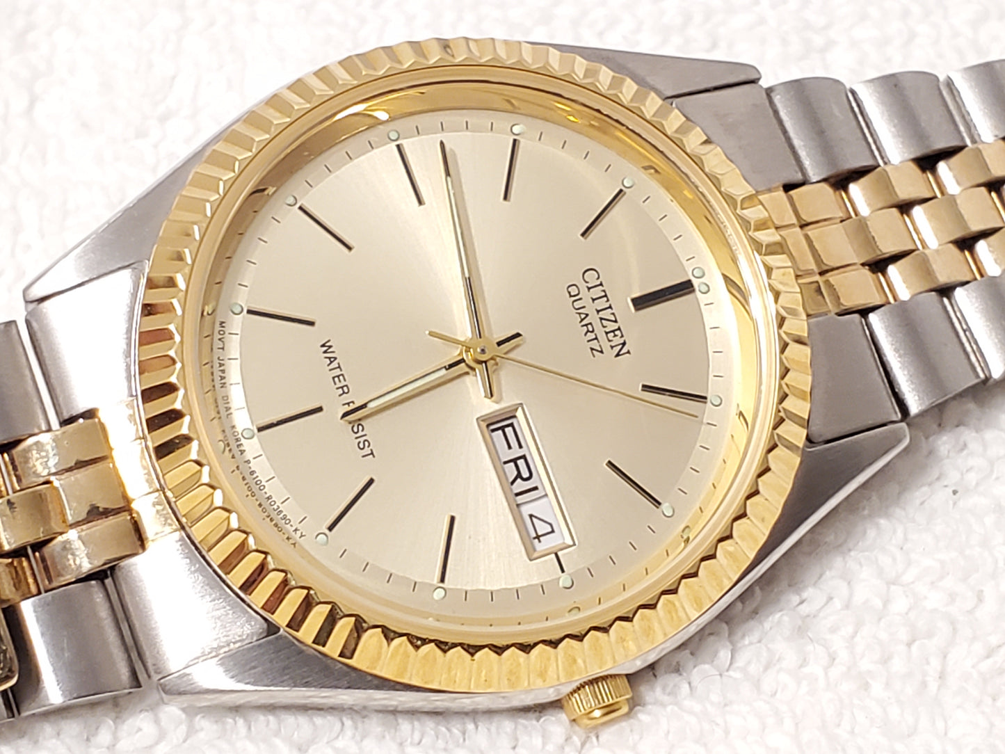 Vintage Citizen Presidental Mens Day Date Quartz Watch Gold Tone Stainless Steel