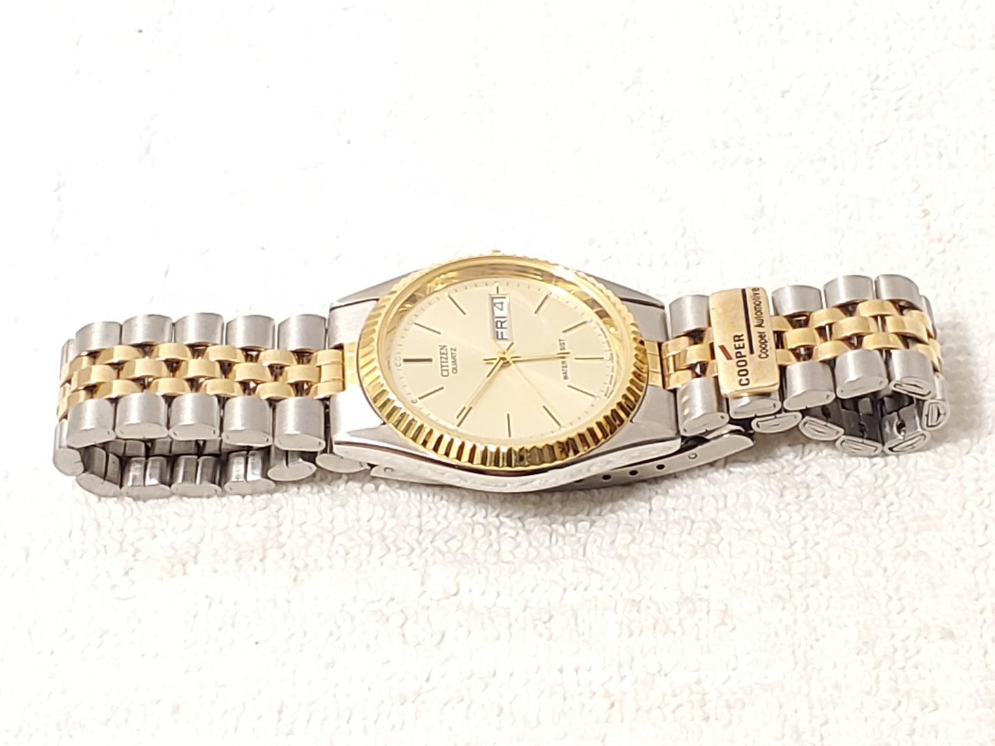 Vintage Citizen Presidental Mens Day Date Quartz Watch Gold Tone Stainless Steel