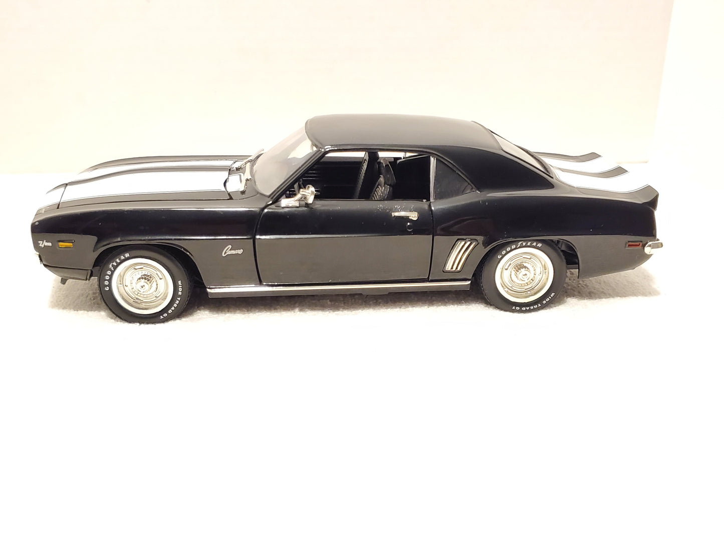 1969 Camaro Z/28 ERTL American Muscle 1:18 Scale Diecast Black White Car 302