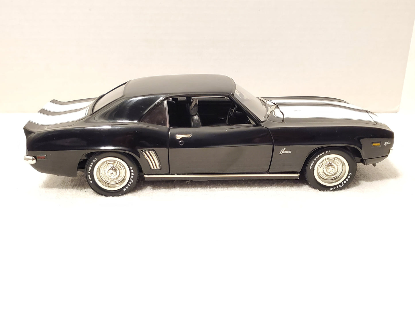 1969 Camaro Z/28 ERTL American Muscle 1:18 Scale Diecast Black White Car 302