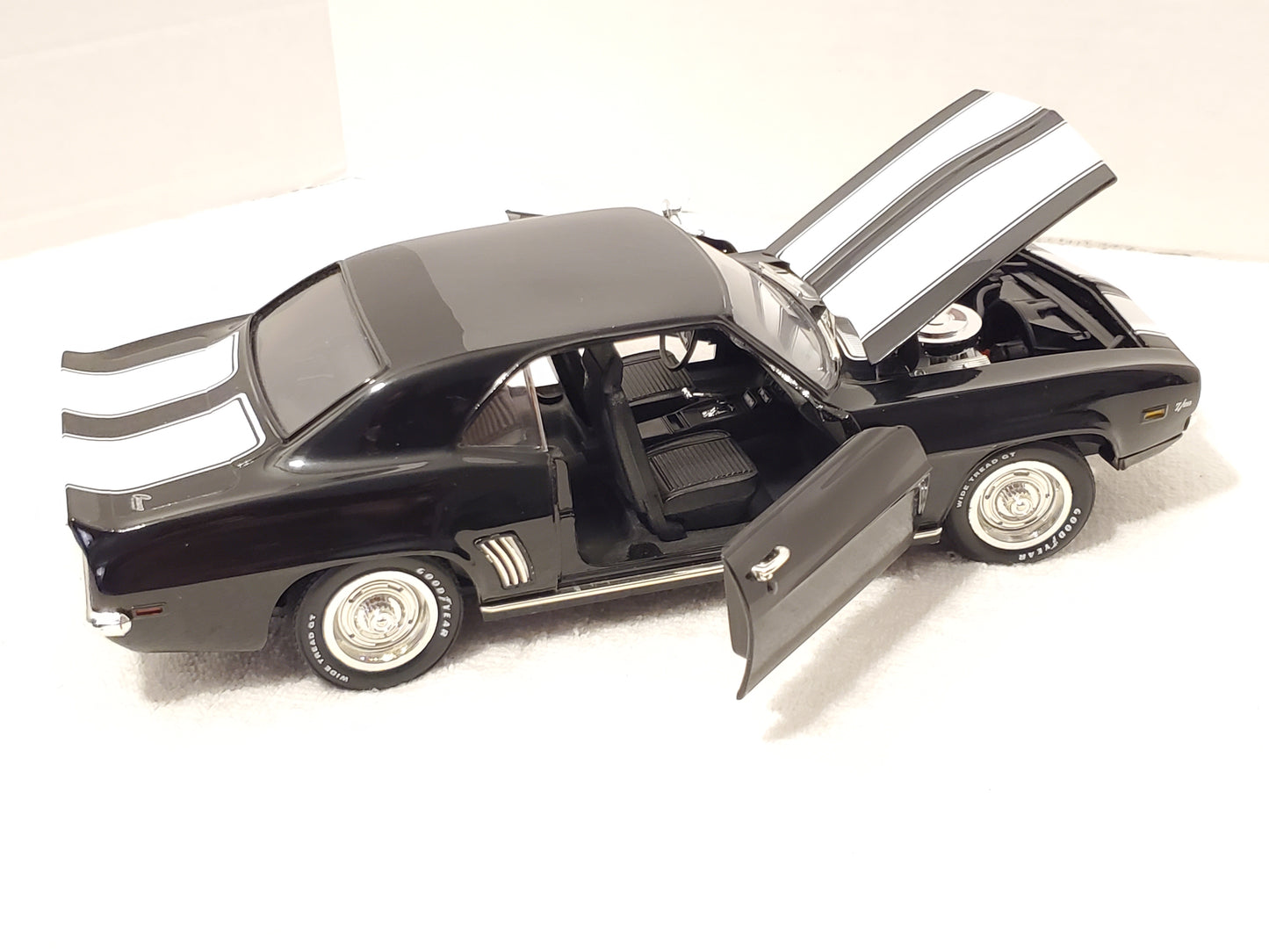 1969 Camaro Z/28 ERTL American Muscle 1:18 Scale Diecast Black White Car 302