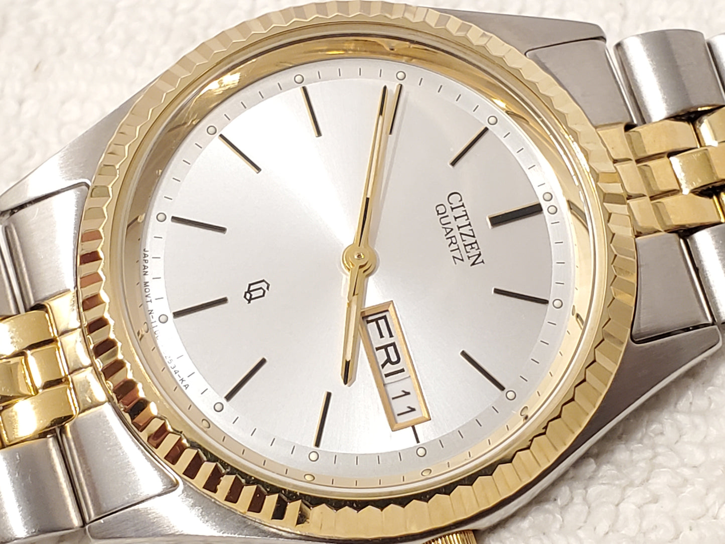 Vintage Citizen CQ Men Day Date Presidential Watch Gold Tone S Steel Silver Dial