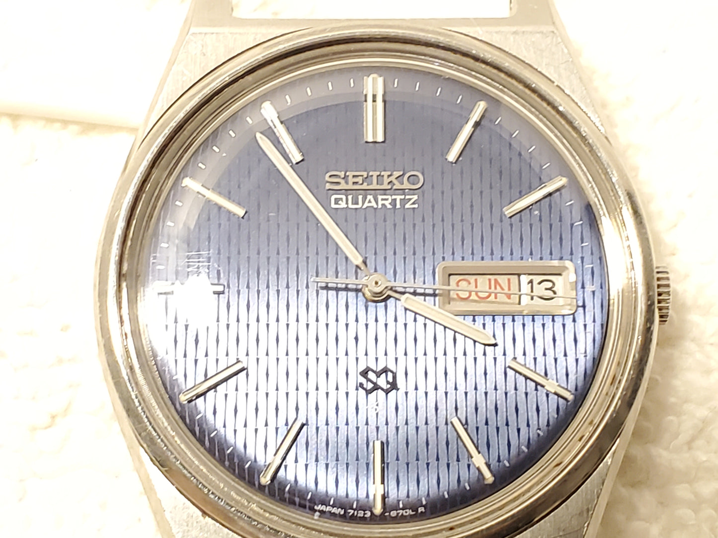 Vintage Seiko SQ Mens Blue Dial Day Date Quartz Watch Two Jewels Stainless Steel