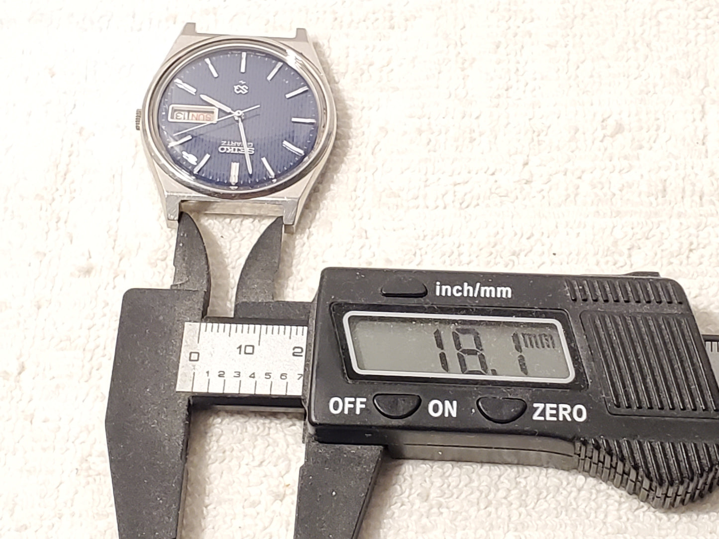 Vintage Seiko SQ Mens Blue Dial Day Date Quartz Watch Two Jewels Stainless Steel