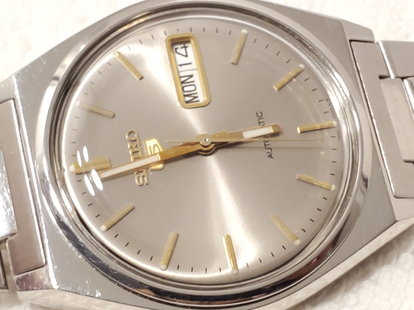 Vintage Seiko 5 Men Day Date Automatic Watch 21 Jewels Stainless Steel Gray Dial