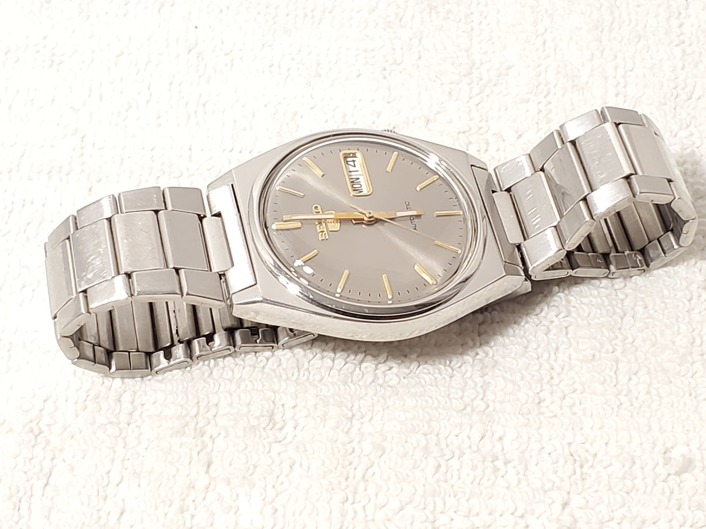 Vintage Seiko 5 Men Day Date Automatic Watch 21 Jewels Stainless Steel Gray Dial