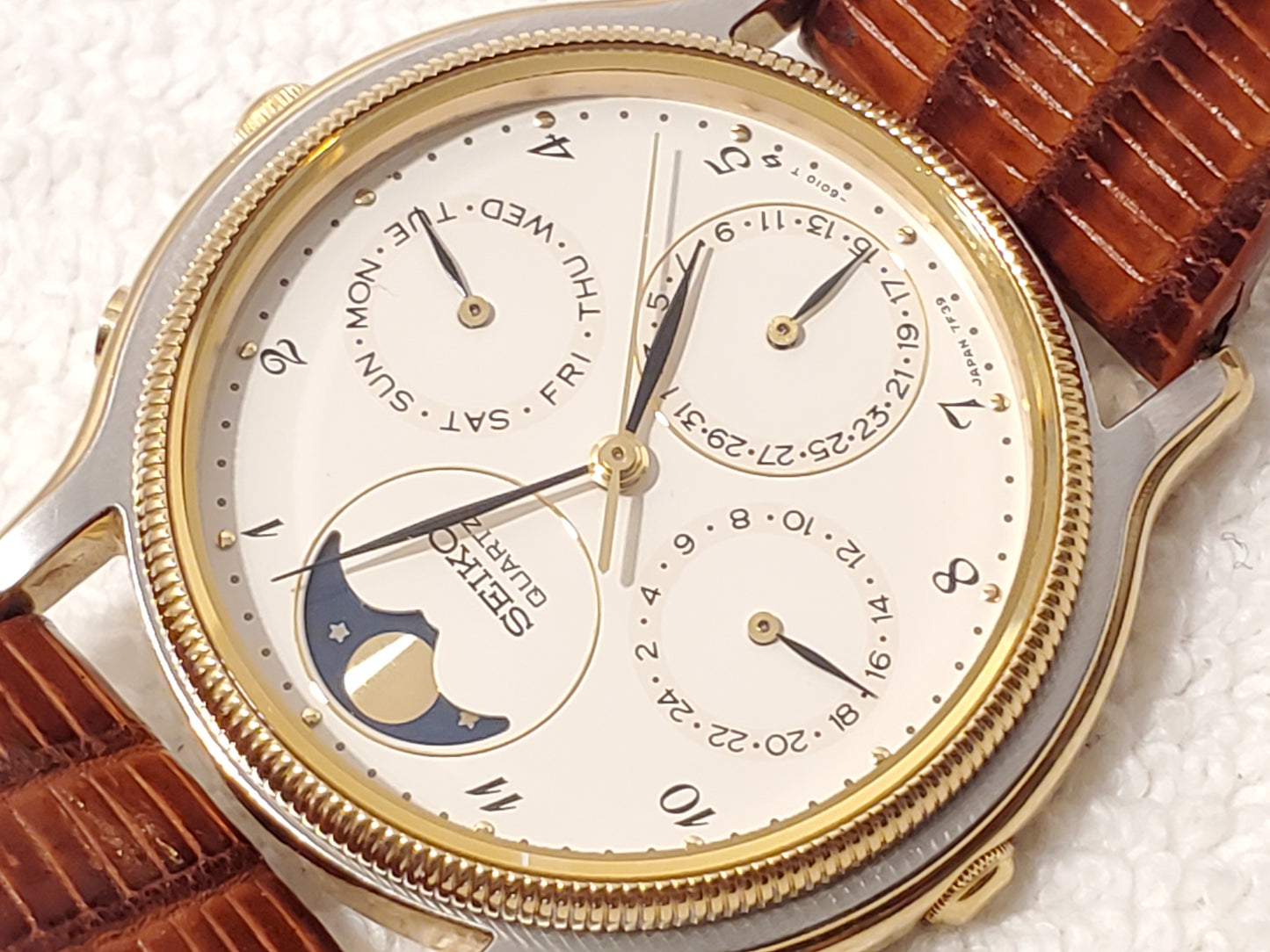 Vintage Seiko Men's Moon Phase Day Date Watch Gold Tone White Dial Three Jewels
