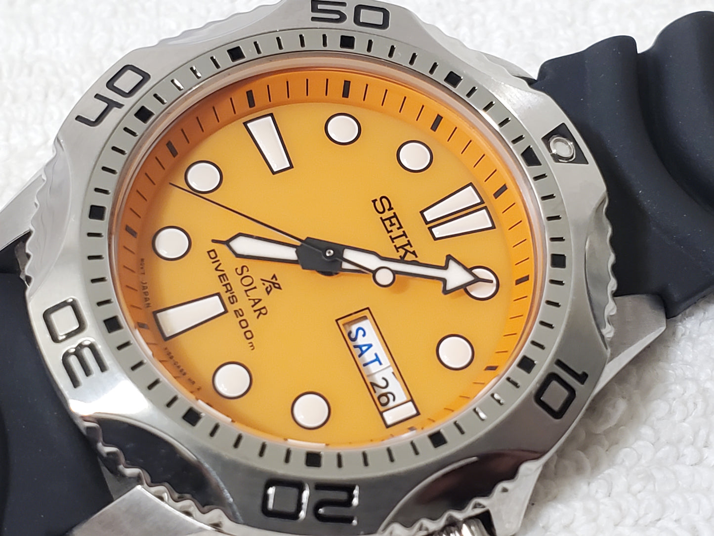 Seiko Solar Diver's 200 Meters Men's Day Date Orange Dial Watch 2 Jewels S Steel