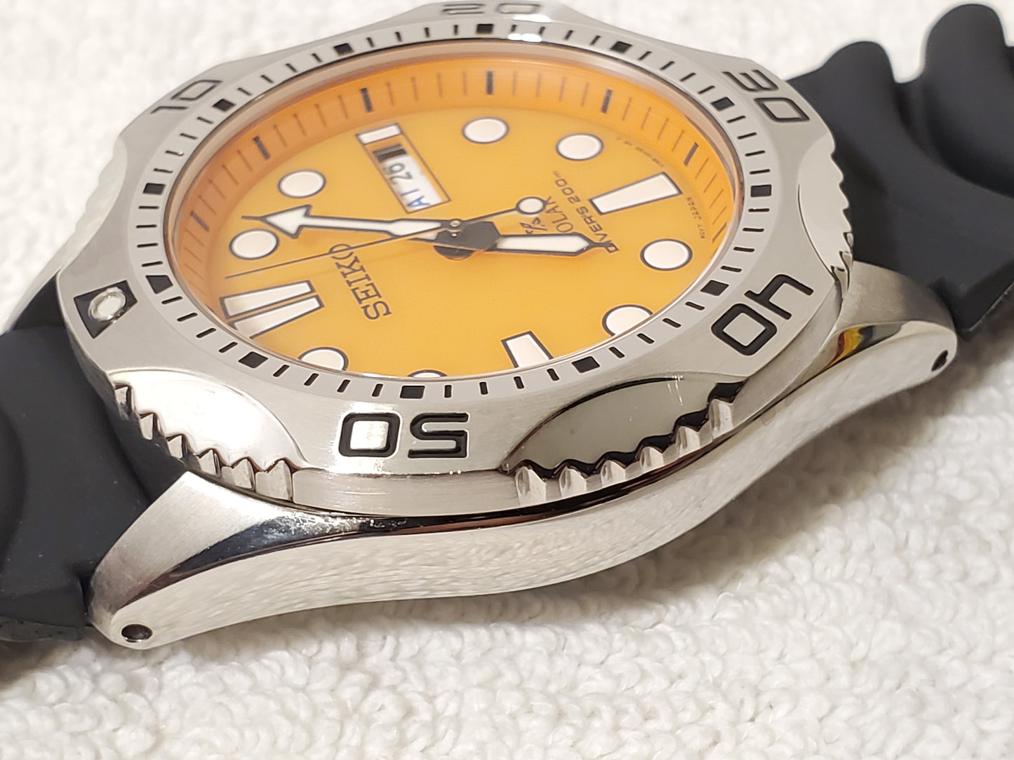 Seiko Solar Diver's 200 Meters Men's Day Date Orange Dial Watch 2 Jewels S Steel