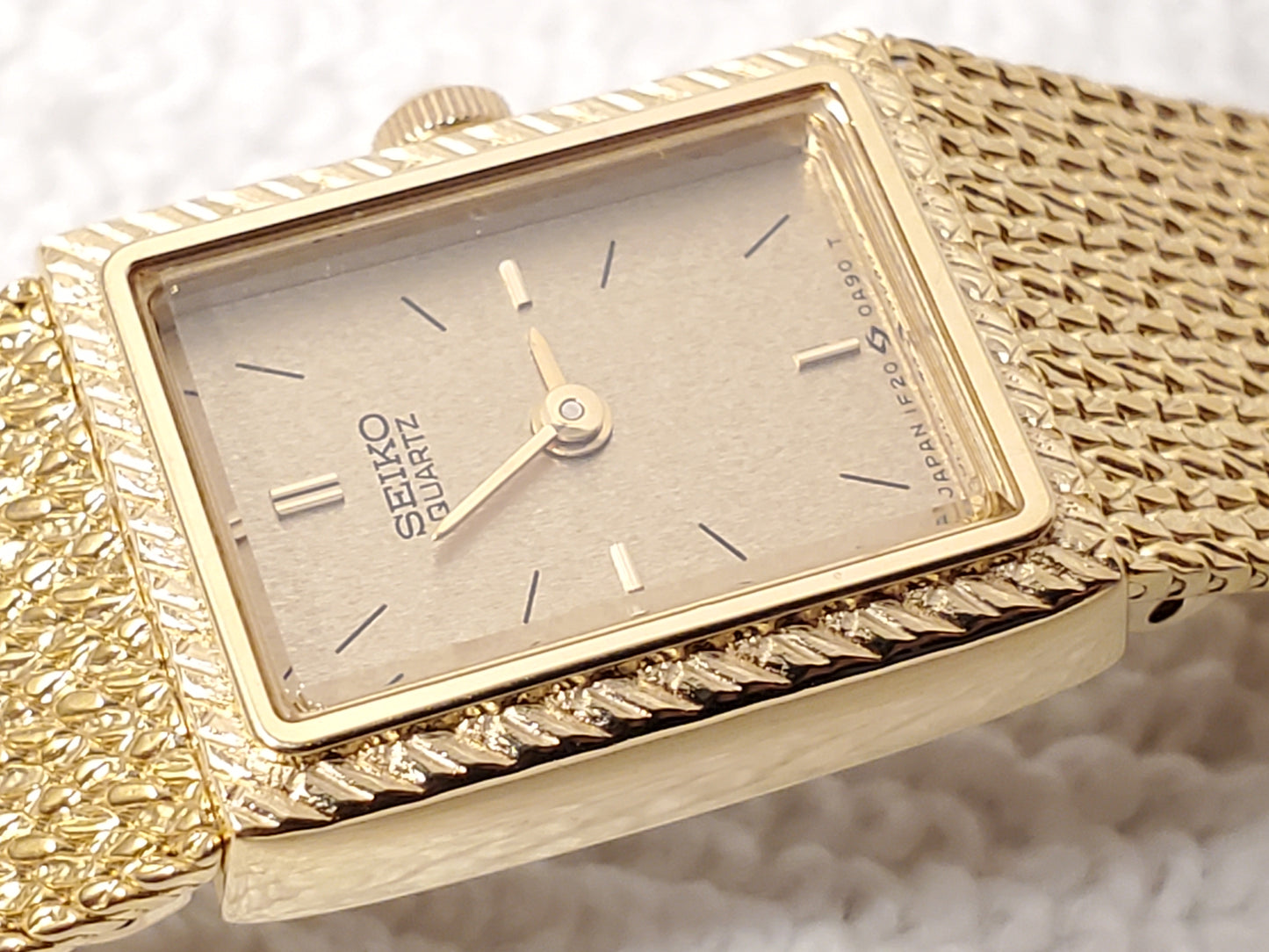 Vintage Seiko Women's Tank Gold Tone Quartz Watch Mesh Bracelet Base Metal SS